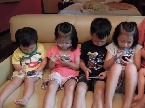 長期低頭玩手機 小童「硬頸」  