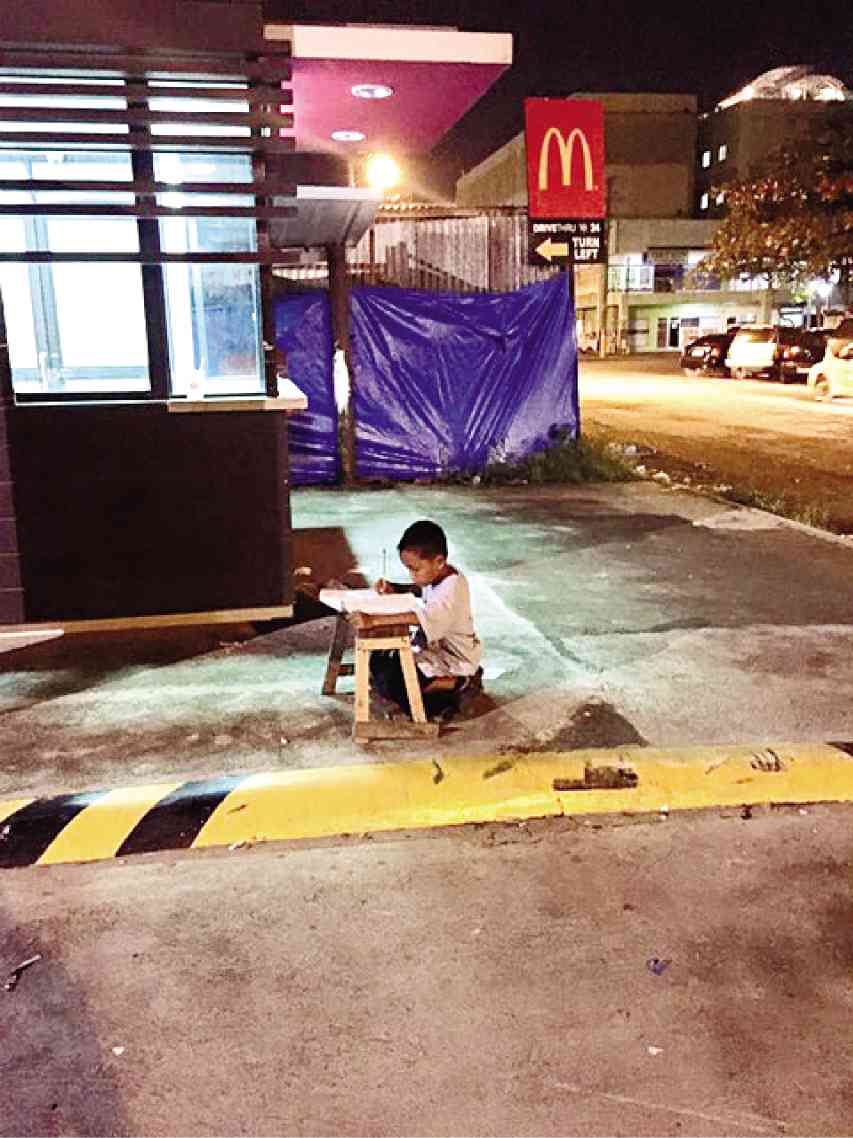 菲男童麥當勞燈光夜讀 感動網民勸勉勤學