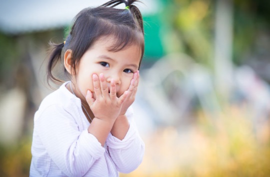 請放開你的手！亂捏小孩臉有危險？